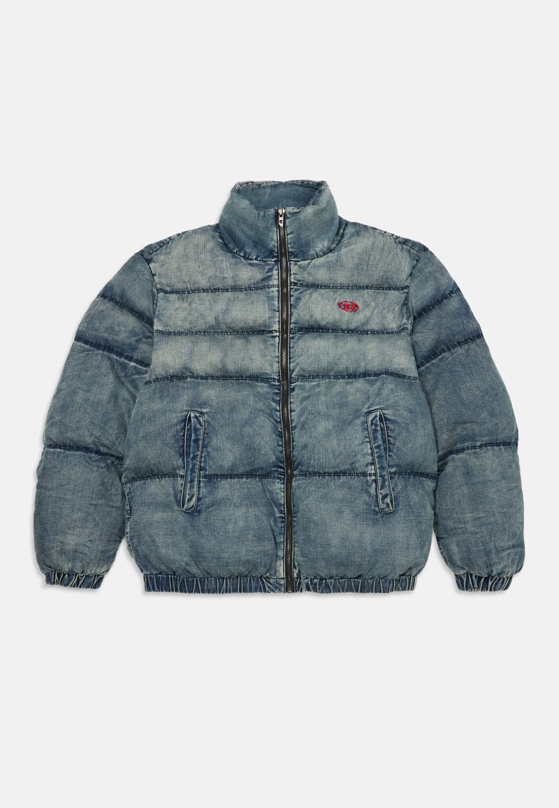 Giacca di jeans imbottita di colore azzurro chiaro con zip frontale, colletto alto, tasche laterali e polsini elastici. Presenta accenti di cuciture orizzontali.