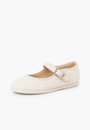 Chaussure Mary Jane tissée couleur crème pour enfant avec une seule bride réglable et une boucle argentée, semelle plate et bout arrondi.