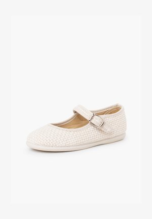 Chaussure Mary Jane tissée couleur crème pour enfant avec une seule bride réglable et une boucle argentée, semelle plate et bout arrondi.