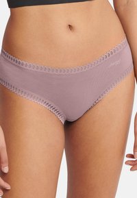 Lyse blålilla hipster-trusser lavet af blødt stof med delikat blonderkant langs linningen og benåbningerne. Indeholder et mærkelogo på siden.