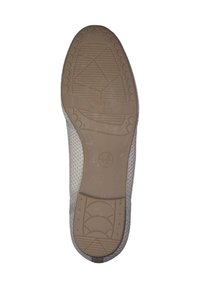 Lettræn, fleksibel sko med en tekstureret beige sål og mesh-overdel. Har præget mønstre og "SOFT FLEX" branding.
