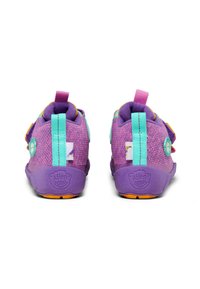 Zapatos infantiles morados con parte superior de tela texturizada, detalles en turquesa, correas ajustables y una suela de goma con un logotipo de oso.