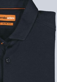 Marineblaues Slim-Fit-Polohemd aus strukturiertem Stoff mit orangefarbenen Akzenten am Kragen und Etikett; verfügt über eine Drei-Knopf-Leiste.