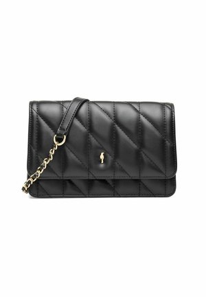 Czarna pikowana skórzana kopertówka z złotym łańcuszkiem i małym złotym logo z przodu, prezentowana na białym tle.