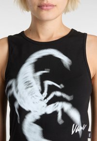 Top a canotta nera con una grande grafica bianca di uno scorpione. Tessuto morbido con scollo rotondo e design senza maniche. Logo del marchio in bianco.