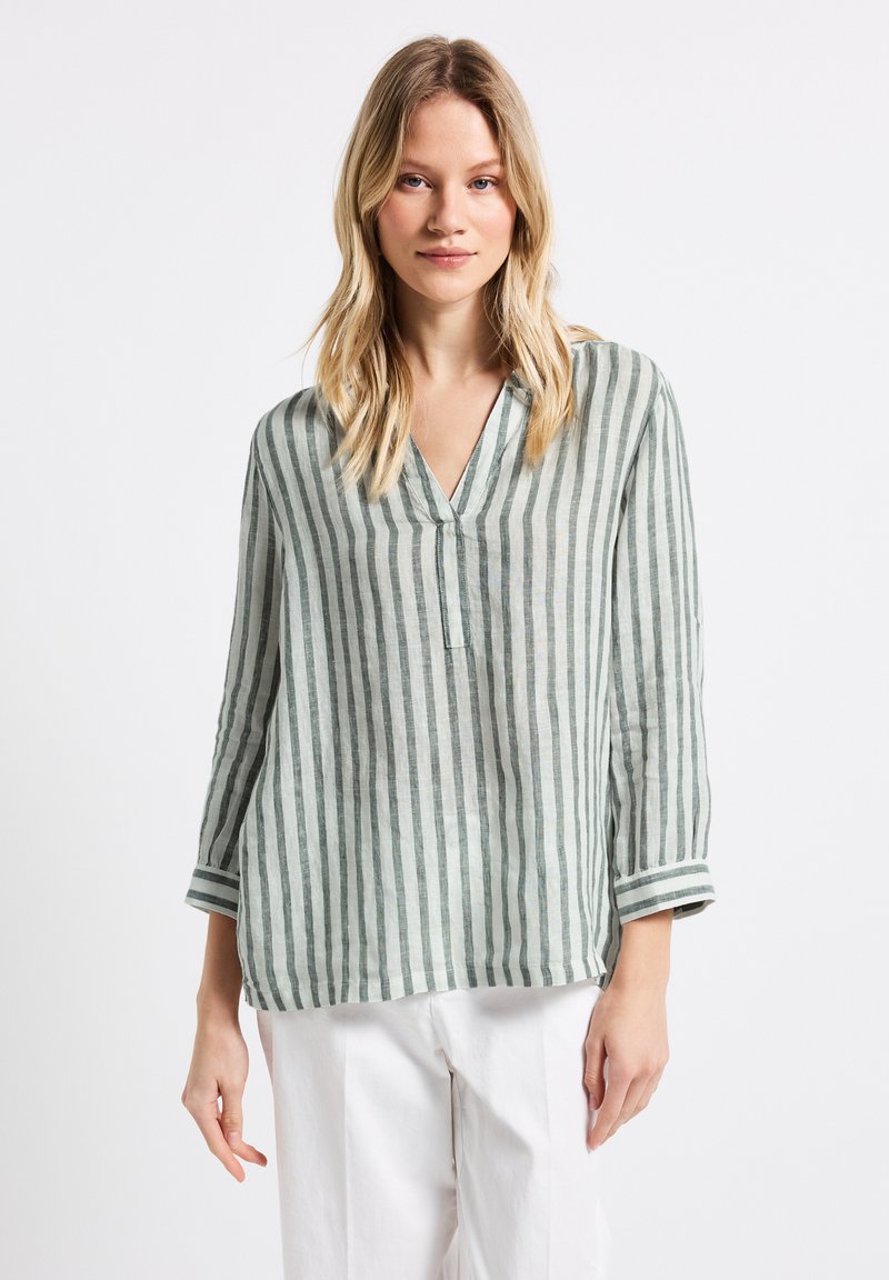 Camicia di lino a righe in verde e bianco tenue, con scollatura a V e maniche a tre quarti con polsini a righe.