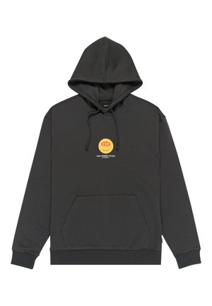 Sudadera negra con capucha, bolsillo frontal, cordones y un pequeño logo circular amarillo con texto rojo "RVCA" y "PASADO. PRESENTE. FUTURO." debajo.