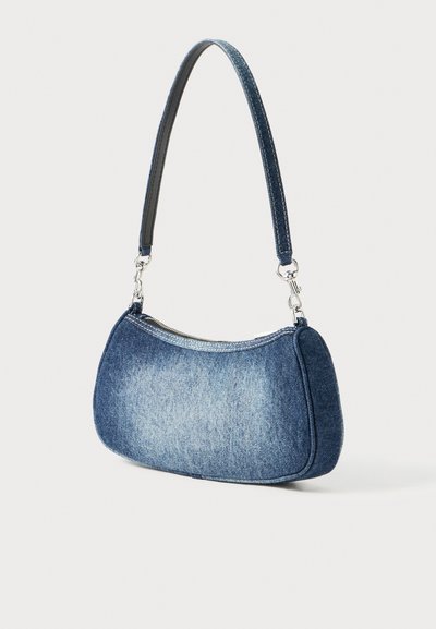 Ľanová taška cez rameno s oblým tvarom, prechodom farieb zo svetlomodrej do tmavomodrej, strieborným zipsom a čiernym koženým rúčkou. Hladká textúra.