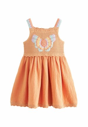 Robe pêche sans manches pour tout-petit avec haut en maille arborant un motif de papillon pastel et une jupe texturée froncée.
