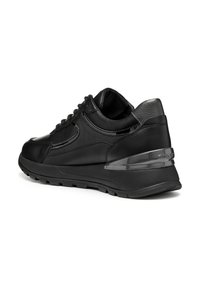 Sneaker in pelle nera con finitura liscia, suola ammortizzata e dettaglio trasparente sul tallone. Presentano un design con lacci e pannellatura testurizzata.
