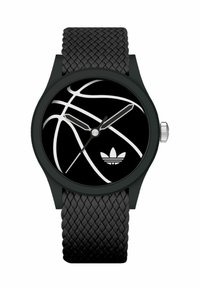 Montre noire avec un bracelet tissé, dotée d'un cadran noir et de graphismes de basketball blancs, incluant un logo Adidas en bas.