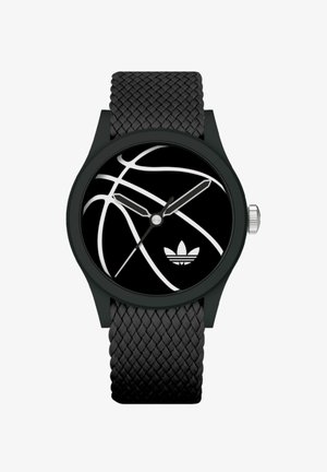 Reloj de pulsera negro con correa trenzada, que presenta una esfera negra y gráficos de baloncesto en blanco, incluyendo un logo de Adidas en la parte inferior.
