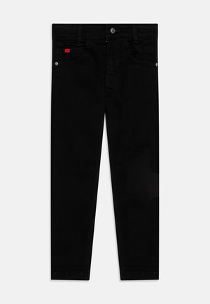 Schwarze Slim-Fit-Jeans mit Fronttaschen, Knopfverschluss, Gürtelschlaufen und einem kleinen roten Markenzeichen auf der rechten Tasche.