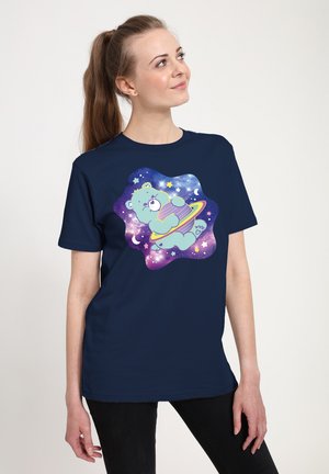 Mørkeblå T-shirt med et tegneserie-bjørn med en planet, omringet af stjerner og kosmiske detaljer i klare farver. 100% bomuldsstof, casual pasform.