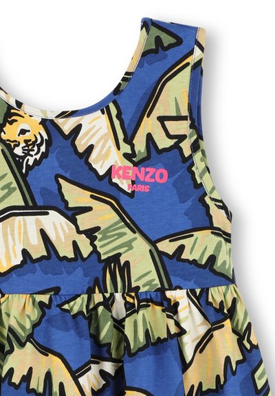 Robe bleue ornée d'un imprimé de feuilles tropicales et de tigres, avec un ourlet froncé. Affiche "KENZO PARIS" en lettres roses sur le devant.