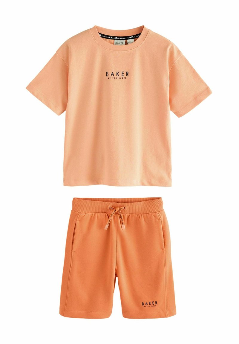 Conjunto de camiseta y pantalones cortos de algodón color melocotón con cuello redondo, estampado de logo en la parte delantera, cintura elástica y cordón. Textura suave.