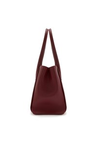 Bordeaux leren handtas met een gestructureerde, driehoekige vorm en verlengde handvatten, met een geribbelde textuur en minimale hardware.