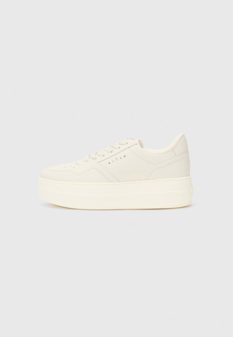 Baskets plateformes couleur crème avec tige en cuir lisse, bout rond et design minimaliste. Elles disposent de lacets ton sur ton et d'un logo en relief.