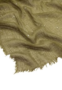 Szalik w oliwkowej zieleni wykonany z fakturowanej tkaniny, ozdobiony rozproszonymi małymi srebrnymi akcentami. Krawędzie zdobią frędzle.