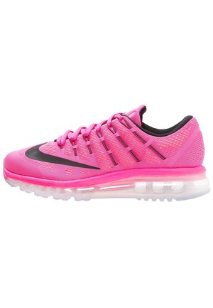 Chaussure de sport rose avec une tige en maille, des accents noirs et une semelle transparente à coussin d'air. Dispose de six boucles de laçage et de détails texturés.