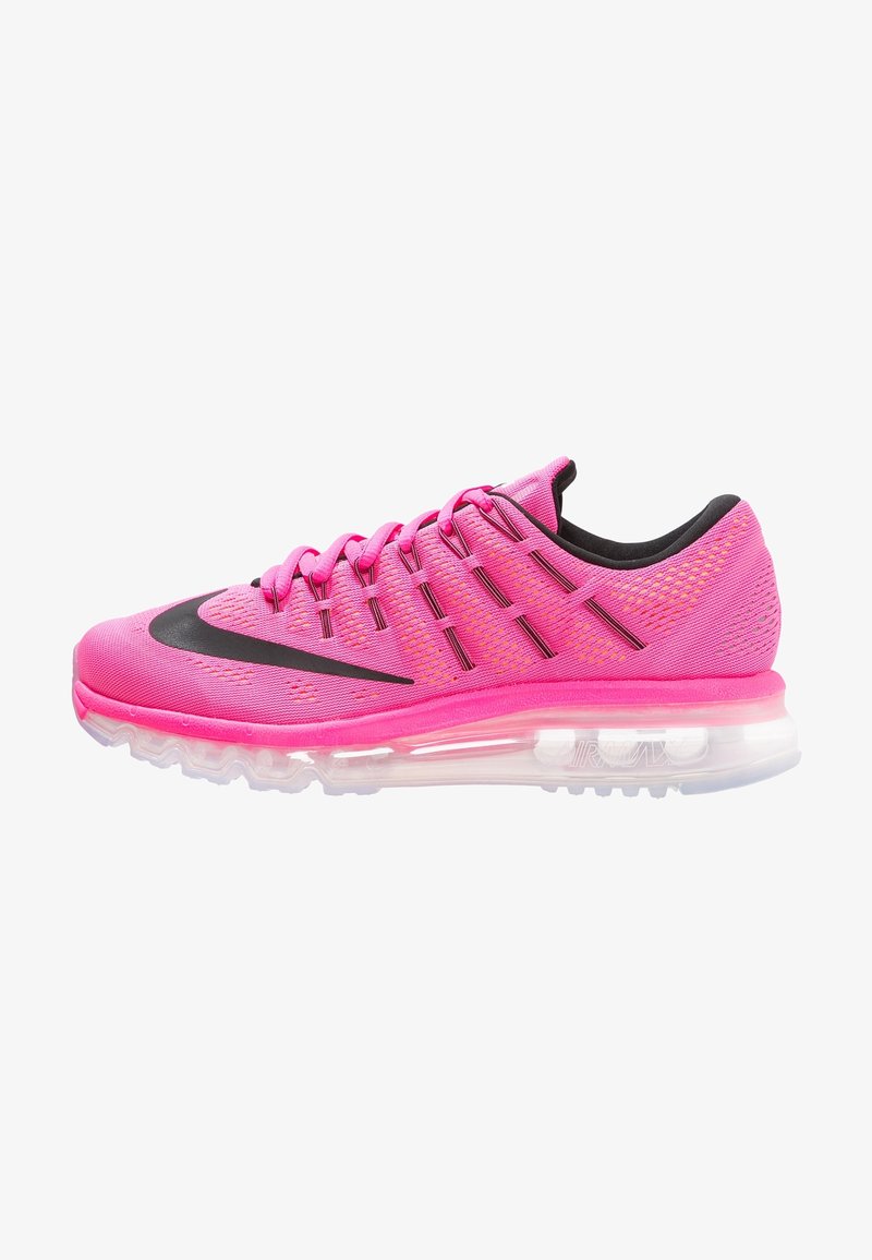 Chaussure de sport rose avec une tige en maille, des accents noirs et une semelle transparente à coussin d'air. Dispose de six boucles de laçage et de détails texturés.