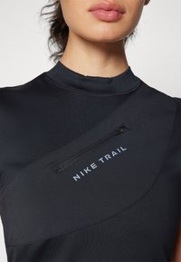 Nike Performance TRAIL STORAGE TANK - Top - black/anthracite
