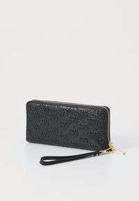 Portefeuille noir zippé en cuir texturé, avec un motif logo, une sangle pour poignet et des accents en métal doré.