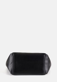 Borsa nera in pelle di forma rettangolare con lati angolari. Texture liscia, design minimale e nessun hardware o rifiniture visibili.