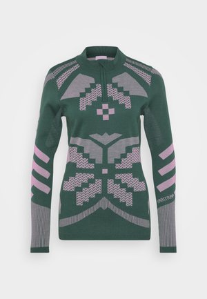 Dunkelgrüner Pullover mit hohem Kragen, der pinke geometrische Muster und strukturierte Streifen an den Ärmeln aufweist. Hergestellt aus weichem, gestricktem Material.