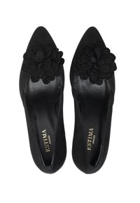 Czarne zamszowe buty z zaostrzonym noskiem, ozdobione teksturowanym kwiatowym akcentem na czubku. Wewnątrz znajduje się tłoczone logo na gładkiej czarnej wkładce.