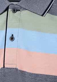 Kraag polo shirt in groen, blauw en perzik met horizontale strepen, gemaakt van een gestructureerde stof en met zwarte knoopdetails. Hertogin patroon op de kraag.