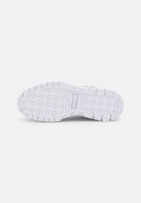 Sole di sneaker bianca con un design testurizzato caratterizzato da motivi a stella e linee orizzontali, realizzata in gomma per garantire aderenza e durata.