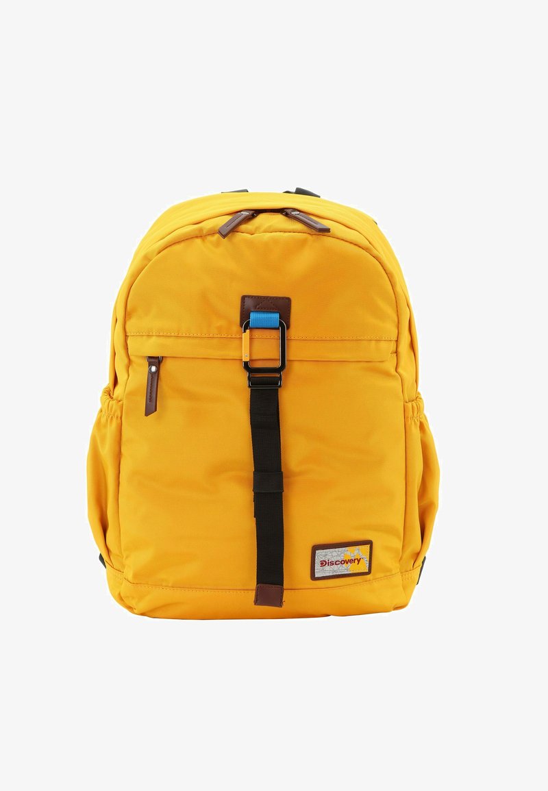 Mochila amarilla de nailon con forma redondeada, bolsillo frontal con cremallera, correa negra y acentos de cuero marrón. Presenta el logotipo de la marca en la parte inferior derecha.