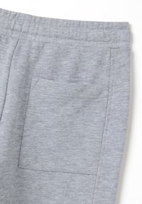 Grijze sweatpants met een zachte textuur, een elastische tailleband en een grote zijzak met een gestikte randafwerking.