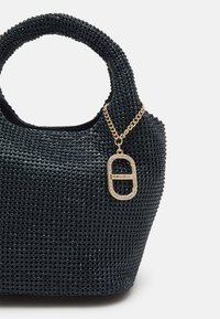 Borsa a tracolla nera con perline, con una parte superiore arrotondata, un accentuato in catena dorata e una chiusura decorativa. Presenta una texture liscia con dettagli intricati.