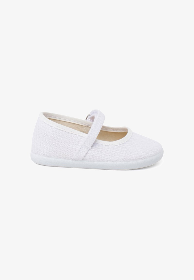 Chaussure Mary Jane blanche pour tout-petit, avec tige en tissu, bride ajustable et semelle souple, vue de côté sur fond blanc.