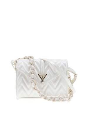 Sac bandoulière blanc matelassé avec une bandoulière en chaîne, plaque logo triangulaire Guess sur le rabat avant.