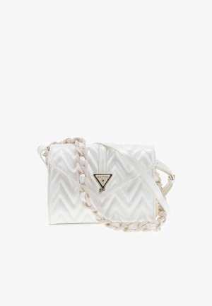 Sac bandoulière blanc matelassé avec une bandoulière en chaîne, plaque logo triangulaire Guess sur le rabat avant.
