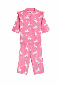 Pink pyjamasæt med enhjørningemønster og korte ærmer, der har flæsekantelementer. Materialet har en glat tekstur og inkluderer farverige mønstre af enhjørninger og stjerner.