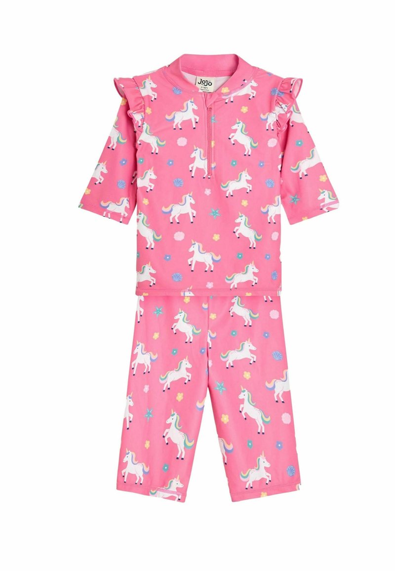 Pink pyjamasæt med enhjørningemønster og korte ærmer, der har flæsekantelementer. Materialet har en glat tekstur og inkluderer farverige mønstre af enhjørninger og stjerner.