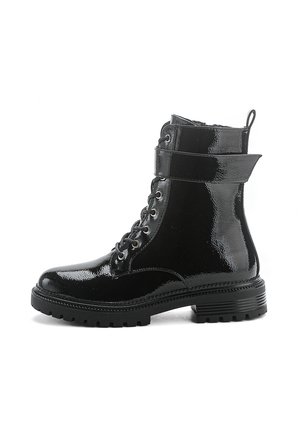 Bottines en cuir verni noir avec un laçage à l'avant, une large sangle à la cheville et une semelle en caoutchouc texturée.