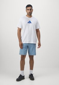 adidas Performance LOGO TEE - Trükipildiga T-särk - white