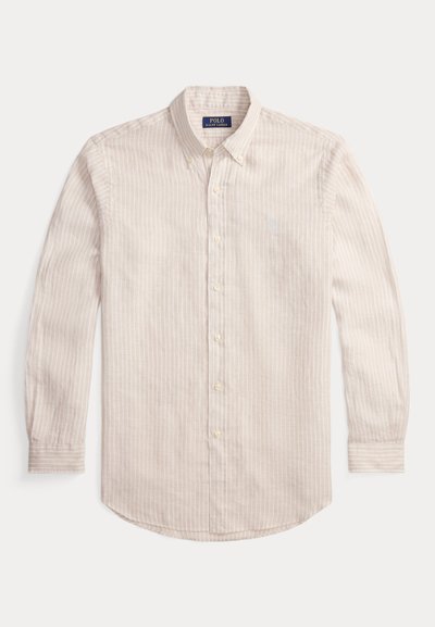 Chemise beige à manches longues avec fines rayures blanches verticales, col boutonné et boutons le long du centre avant.