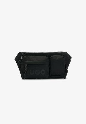 Sort nylon taljeveske med flere lynlåskompartments, tekstureret stof, subtilt logo og justerbar rem.