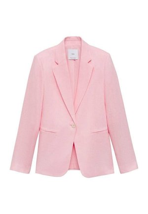 Blazer rosa de un solo botón con solapas con muesca y dos bolsillos frontales de ojal, presentado sobre un fondo blanco liso.