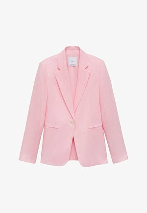 Blazer rosa de un solo botón con solapas con muesca y dos bolsillos frontales de ojal, presentado sobre un fondo blanco liso.