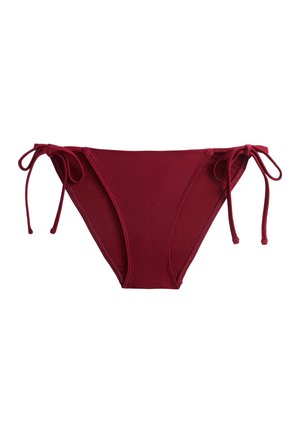 Slip bikini bordeaux con laccetti laterali e dettagli di cuciture su sfondo bianco.