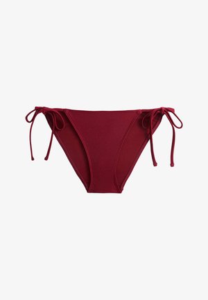 Bourgogne bikinibuskini med bindebånd i siderne og syede sømdetaljer på hvid baggrund.