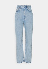 Jeans de mezclilla azul de tiro alto con corte recto, que presentan un desgaste sutil, detalles de costura y un cierre clásico de botón.