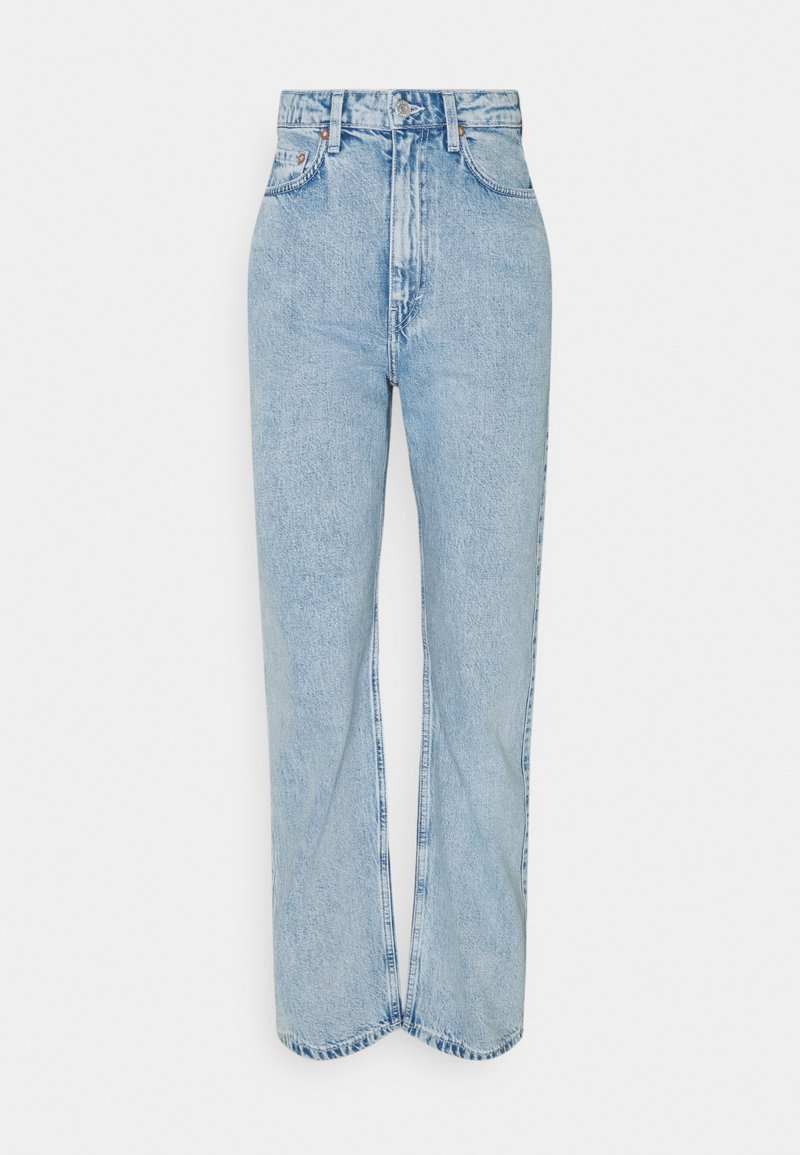 Jeans de mezclilla azul de tiro alto con corte recto, que presentan un desgaste sutil, detalles de costura y un cierre clásico de botón.